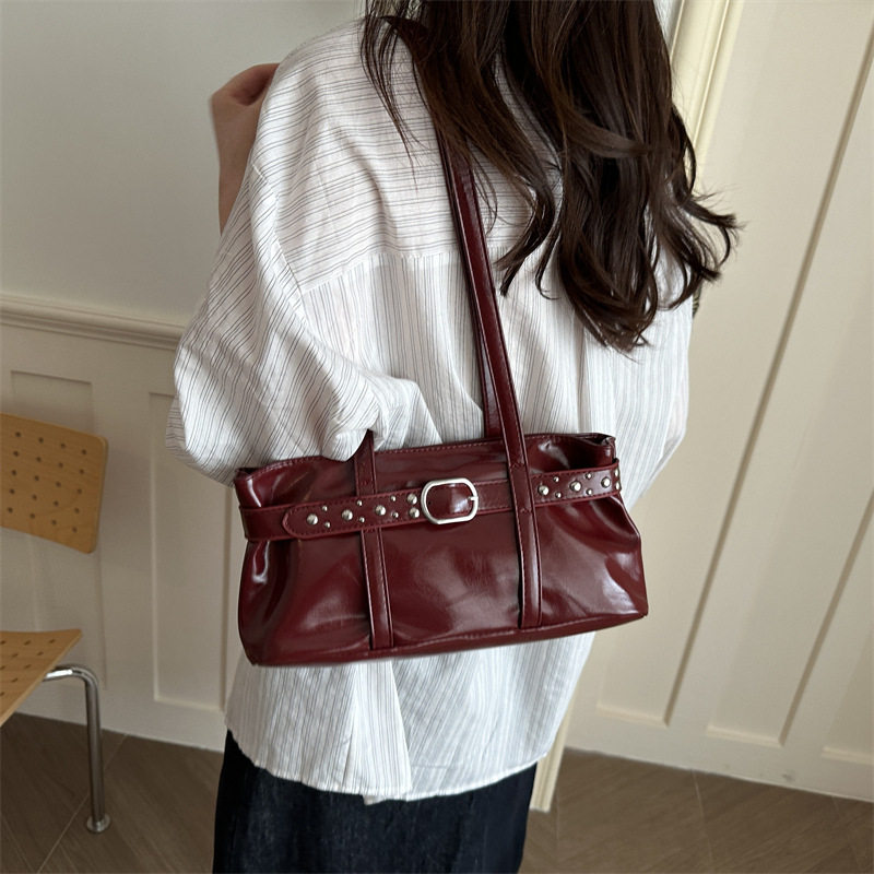 洋气皮带铆钉2026新款韩版气质春夏季大容量休闲手提女士腋下背包