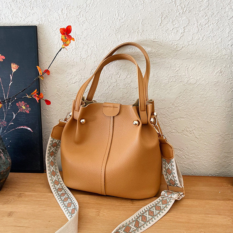 韩版简约大容量复古2025新款春季休闲时尚宽带手提单肩斜跨水桶包,箱包皮具/热销女包/男包,水桶包,淘宝优惠券,粉丝福利购,淘宝优惠卷