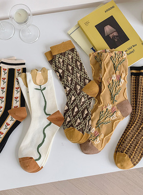 春夏新品复古森系学院风金黄色系无骨缝合字母提花朵中筒棉短袜女