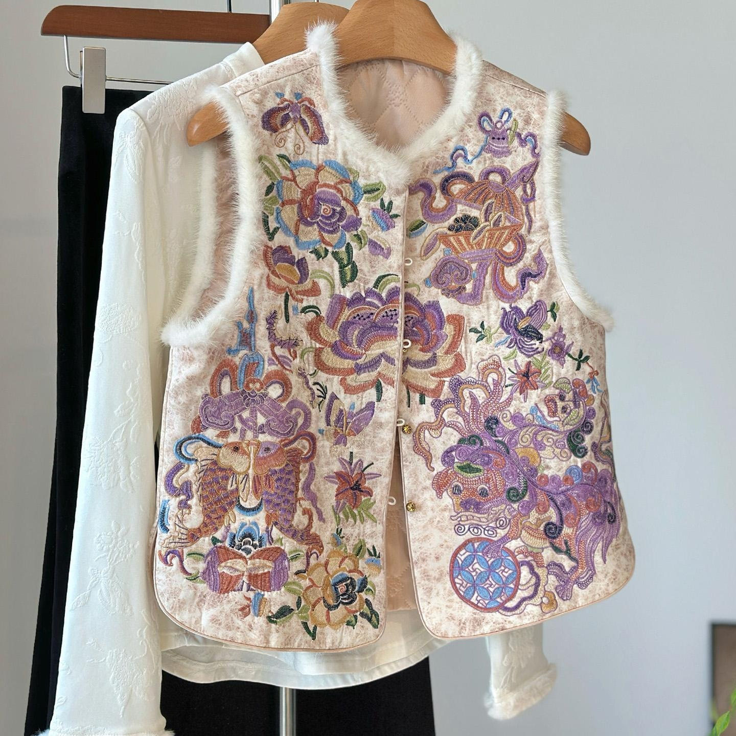 新款百搭国风盘扣唐装女紫色重工印花新中式毛毛马甲夹棉加厚背心,女装/女士精品,马夹,淘宝优惠券,粉丝福利购,淘宝优惠卷