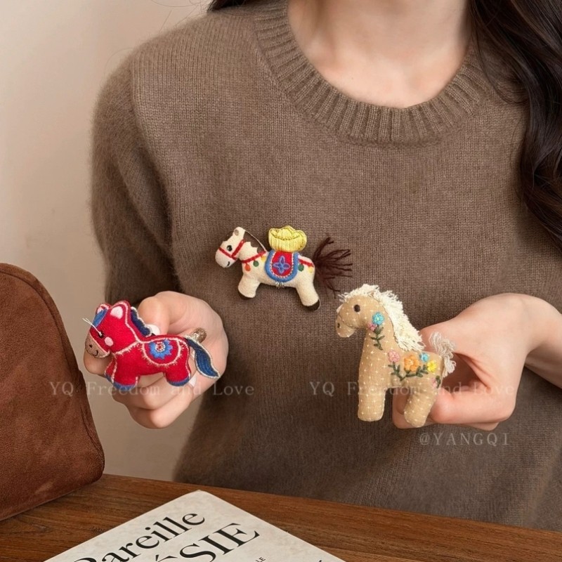 本命马年可爱布艺红色小马胸针女新年配衣服围巾装饰别针胸花配饰,饰品/流行首饰/时尚饰品新,胸针,淘宝优惠券,粉丝福利购,淘宝优惠卷