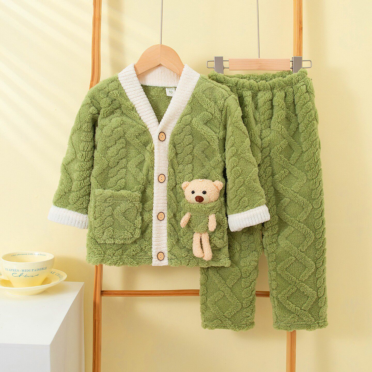 秋冬新款儿童法兰绒睡衣女童小孩子加厚家居服男童保暖珊瑚绒套装