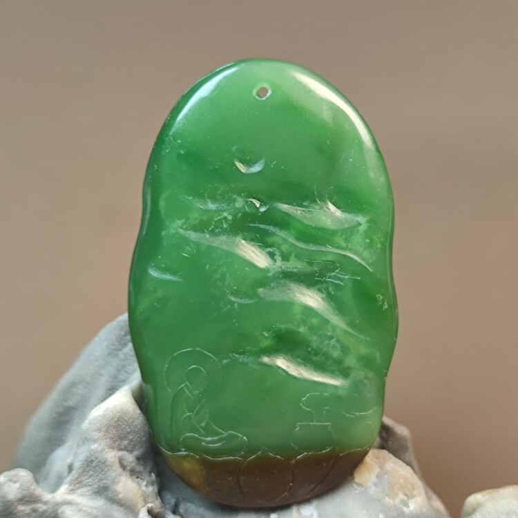 和田玉碧玉挂件阳绿《悟道》吊坠翠绿带黄皮随形牌大师店神绚玉器