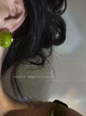 显白~橄榄绿色树脂耳钉2026新款独特时髦小众高级感韩国小巧耳环