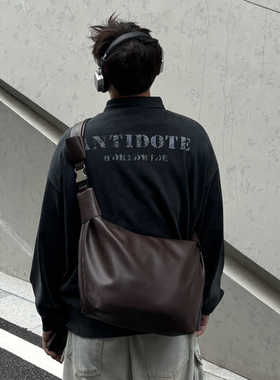 YUEN设计款时髦单肩复古斜挎大容量饺子包男女牛角流浪包pu潮可颂