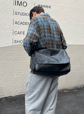 YUEN高级感日系潮复古单肩包上课通勤男女大容量斜挎包翻盖邮差包