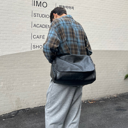 YUEN高级感日系潮复古单肩包上课通勤男女大容量斜挎包翻盖邮差包