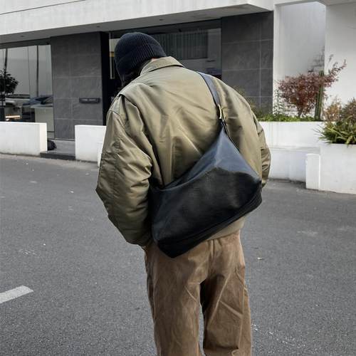 YUEN高级感通勤pu复古单肩斜挎枕头托特挎包ins极简风男女潮皮质