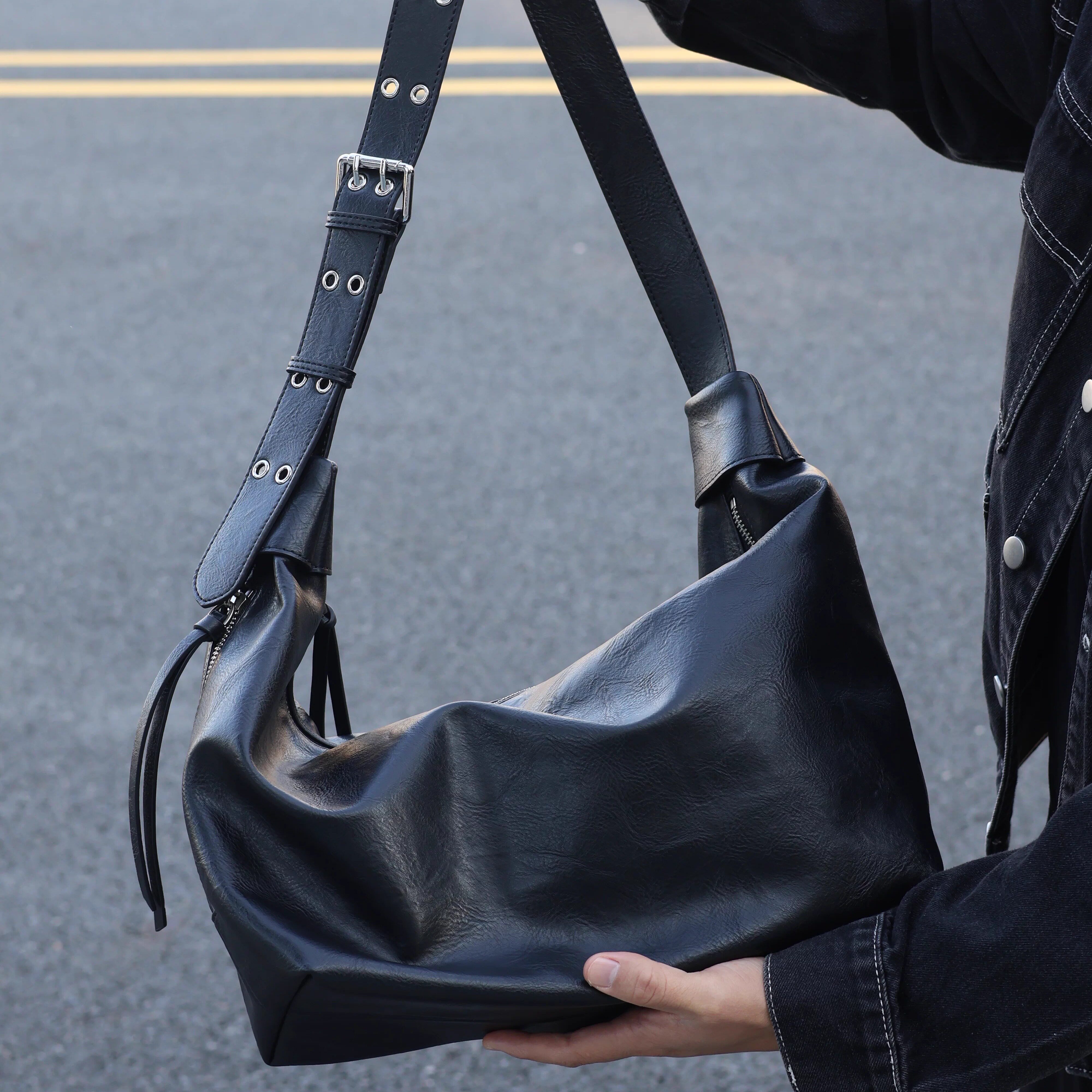 左千户男包2026新款小众通勤斜挎包大容量男生休闲包牛皮潮饺子包