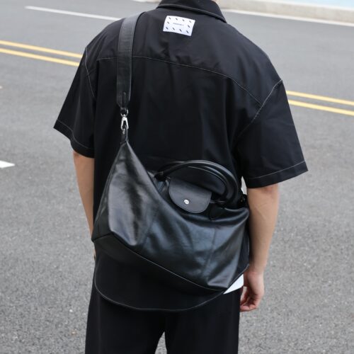 2026新款高级感男士斜挎包休闲百搭饺子包大容量通勤包潮流手提包