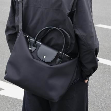 左千户包高级感斜挎饺子包黑色男女同款手提托特包百搭通勤休闲包