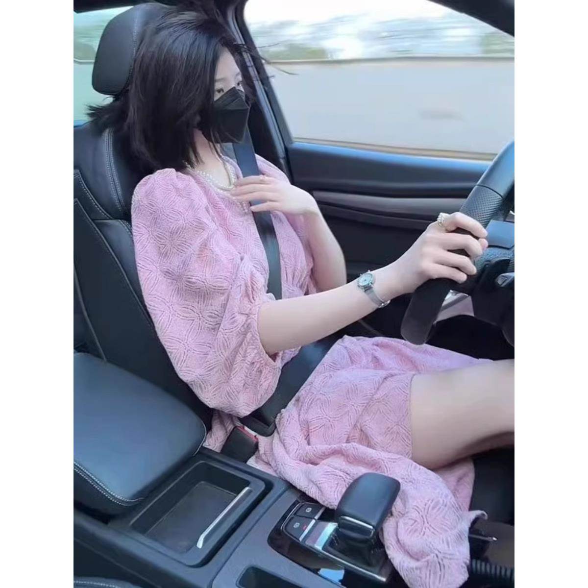 欧洲站夏季新款法式独特超好看高级感别致显瘦海边度假粉色连衣裙