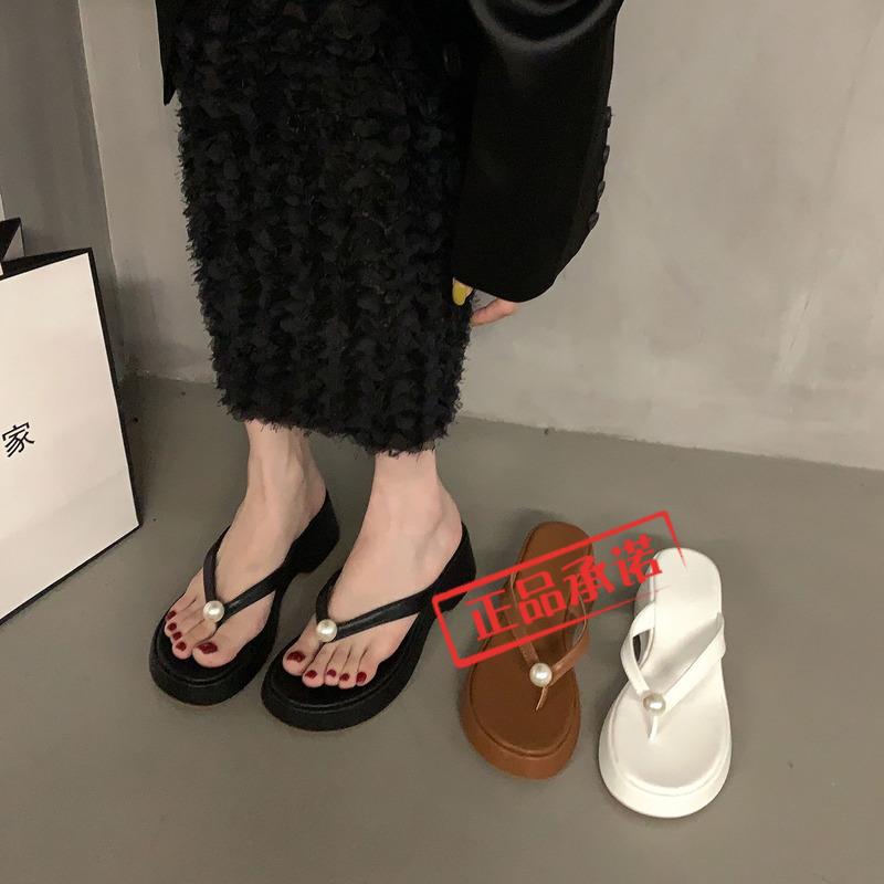 香港正品2025新款夏季外穿厚底珍珠夹脚人字拖鞋坡跟沙滩女拖凉鞋