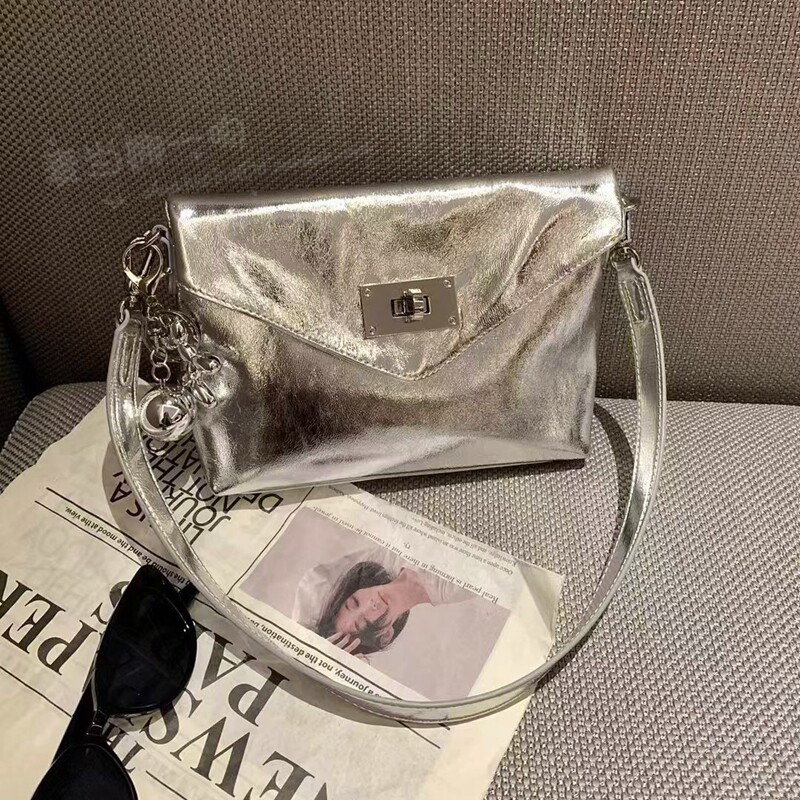 银色油腊牛皮链条腋下信封包