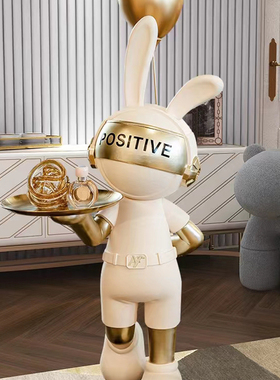 客厅沙发电视柜旁边公仔