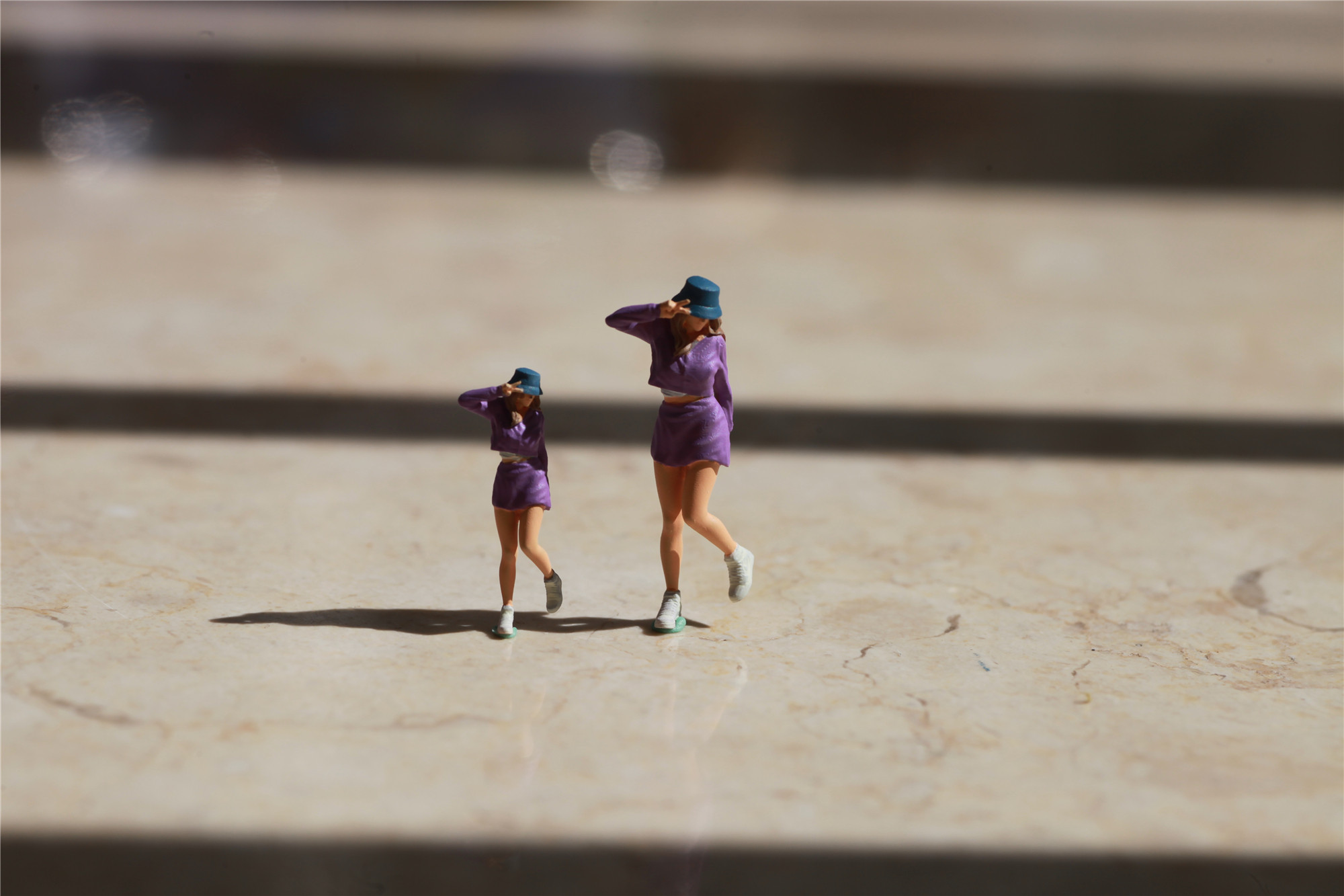 1/87微缩景观人偶1/64车模场景小人微距摄影人物 高兴女