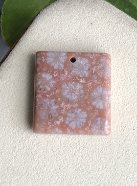 天然粉色珊瑚玉牌子粉底双面白花精品小吊坠方牌项链自然光拍摄