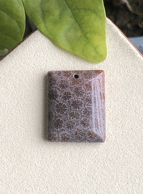 天然珊瑚玉牌子俏色幻彩满花精品小吊坠方牌项链自然光拍摄