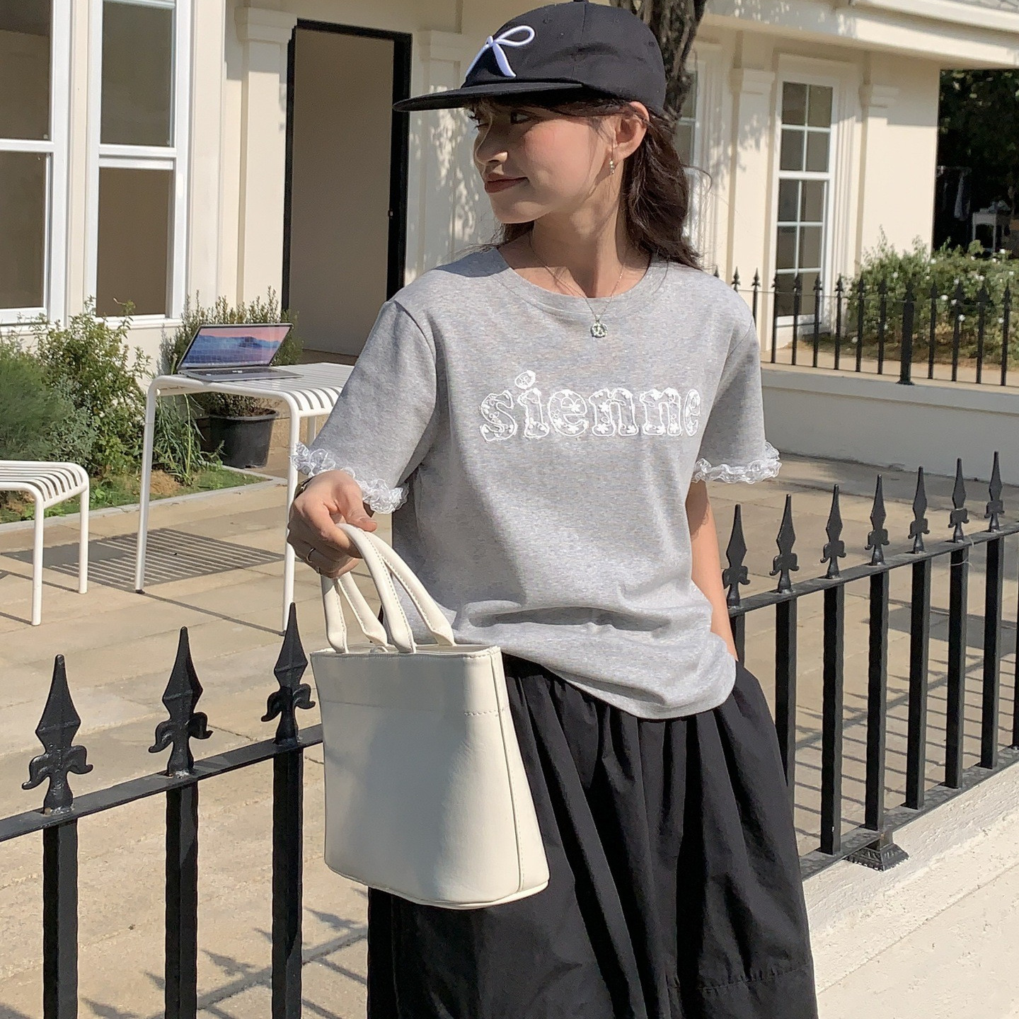 字母蕾丝绣花+袖口蕾丝拼接