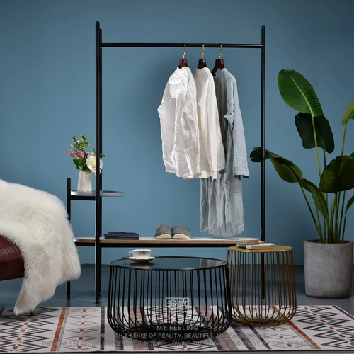 Северный железный мателл с полкой на пол спальни висят, висящие простые творческие современные набор полки одежды