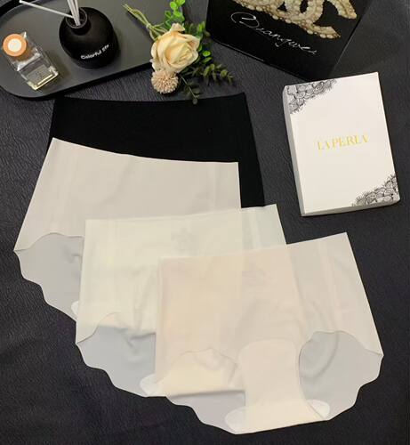 LAP新款一片式冰丝无痕中腰隐形内裤 透气速干含蚕丝裆三角女内裤