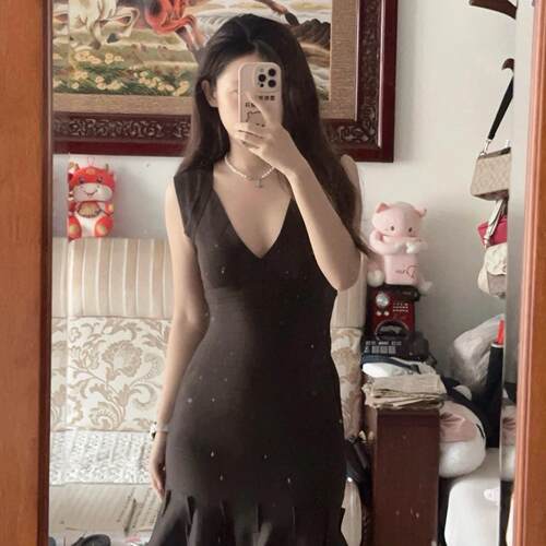 性感气质御姐风超低胸V领连衣裙