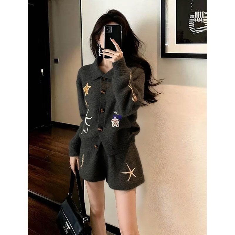 慵懒风休闲灰色针织套装初冬小个子穿搭女新款上衣+短裤子两件套