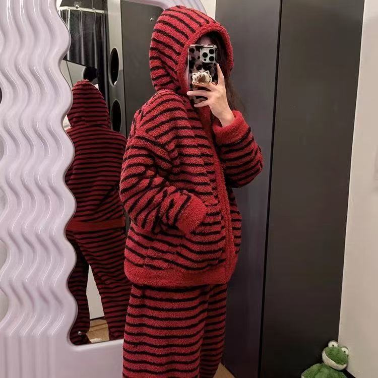 珊瑚绒加厚加绒大码连帽条纹套装