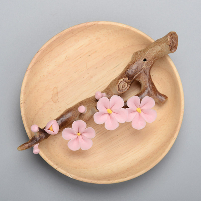 茶宠陶瓷梅花香插茶台上的佛系图片