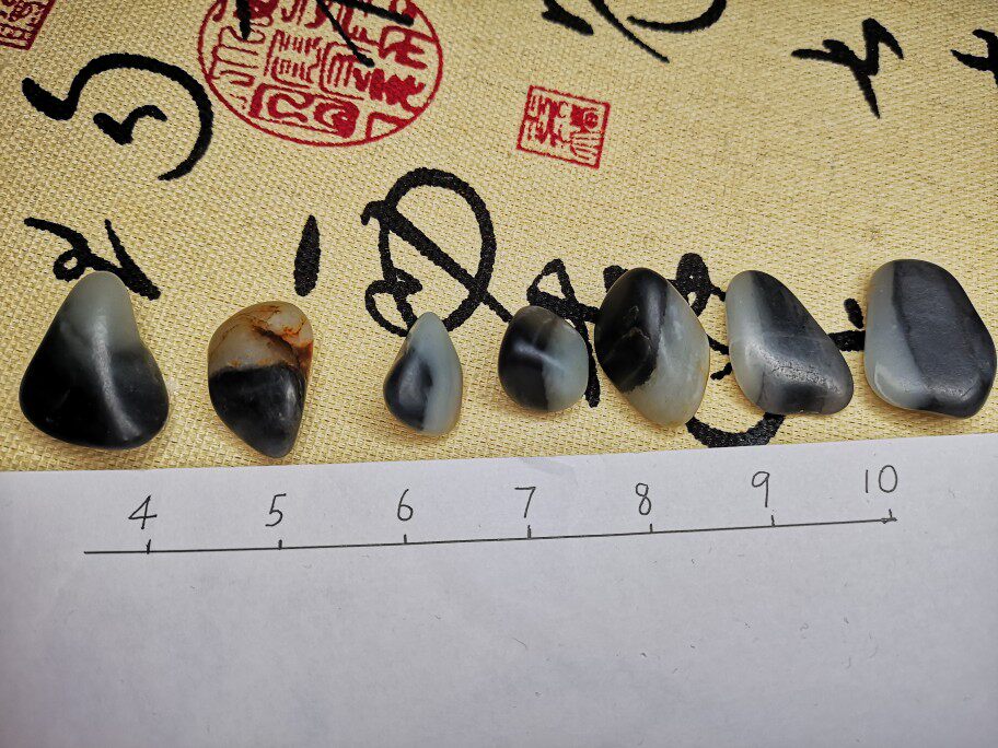 第五类有投资价值和田玉籽料：黑白分明青花籽料