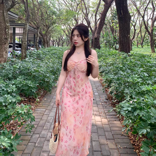 大眼氛围感少印花吊带连衣裙