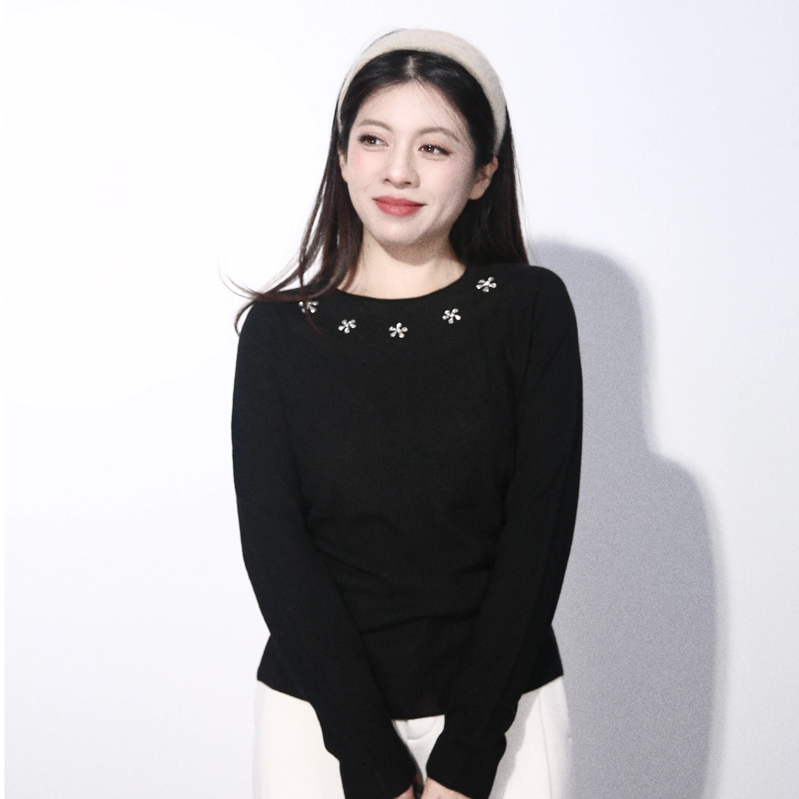 大眼LARGE EYE 小雏菊 森系领口花朵镶嵌打底圆领毛衣针织衫冬