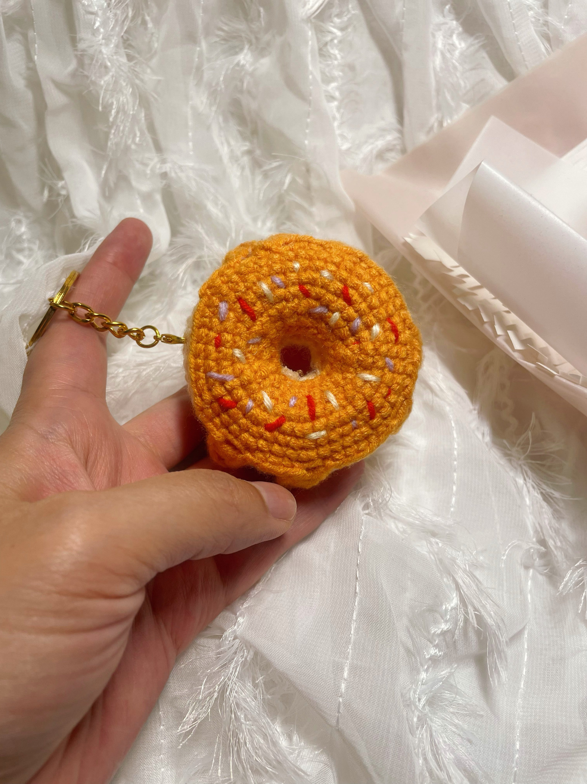 手工钩织甜甜圈钥匙扣挂件成品可爱毛线编织包包挂饰生日礼物,服饰配件/皮带/帽子/围巾,DIY编织材料包,淘宝优惠券,粉丝福利购,淘宝优惠卷