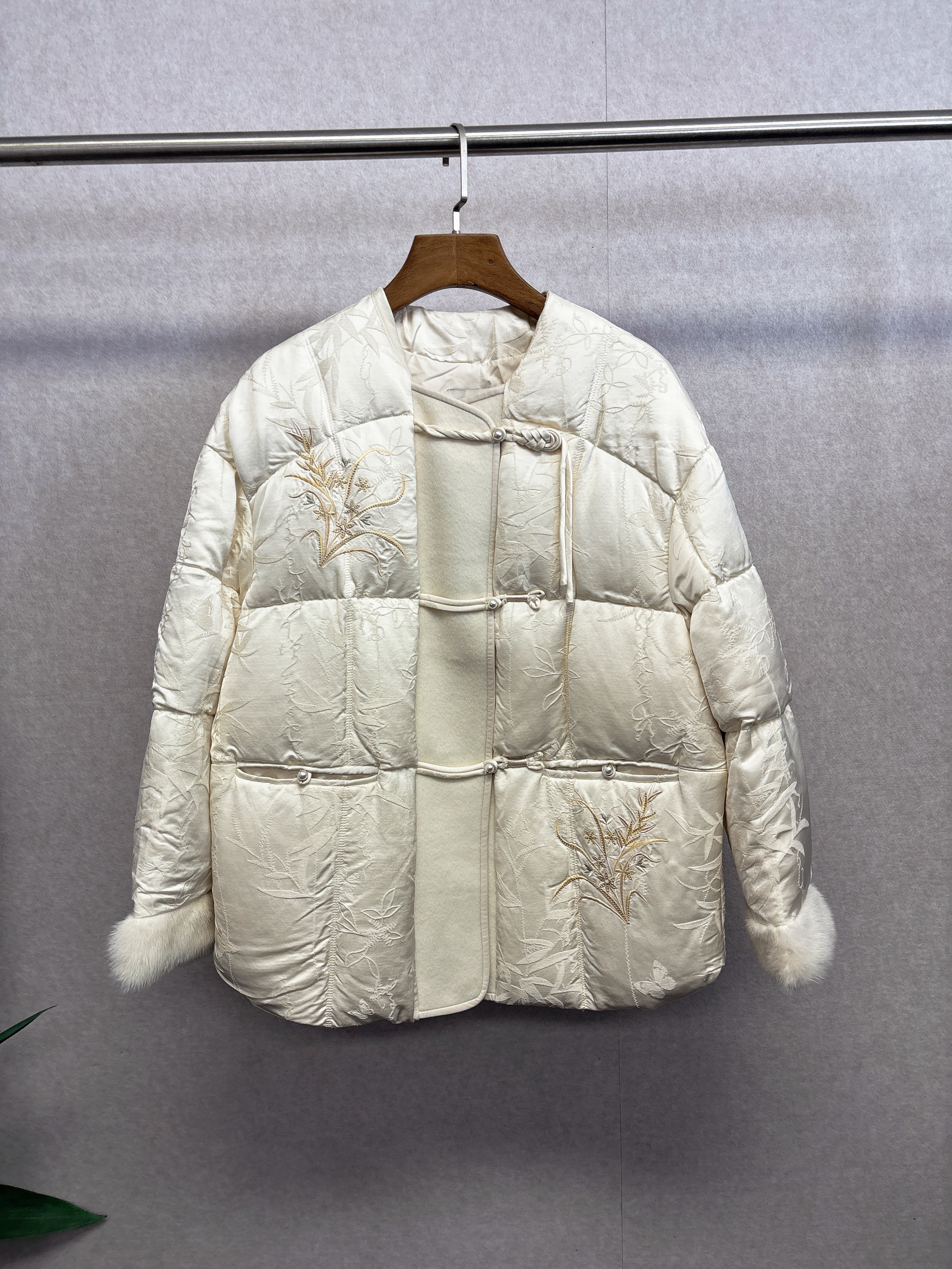 大牌k&专柜24冬款 水貂毛 国风绣花拼接羽绒服 821