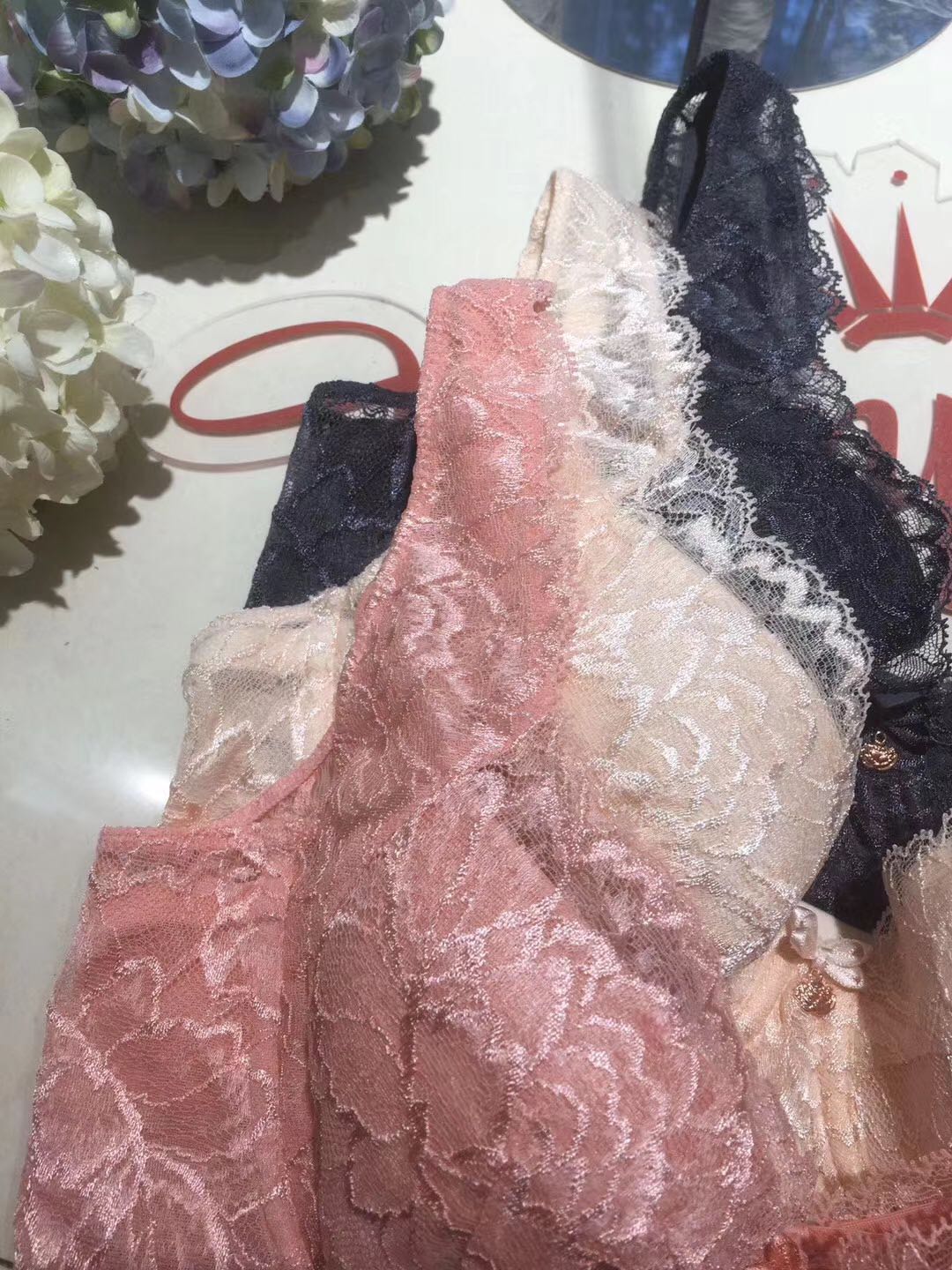 黛安芬Triumph文胸16-8398调整上托蕾丝聚拢侧收副乳 薄杯美背女