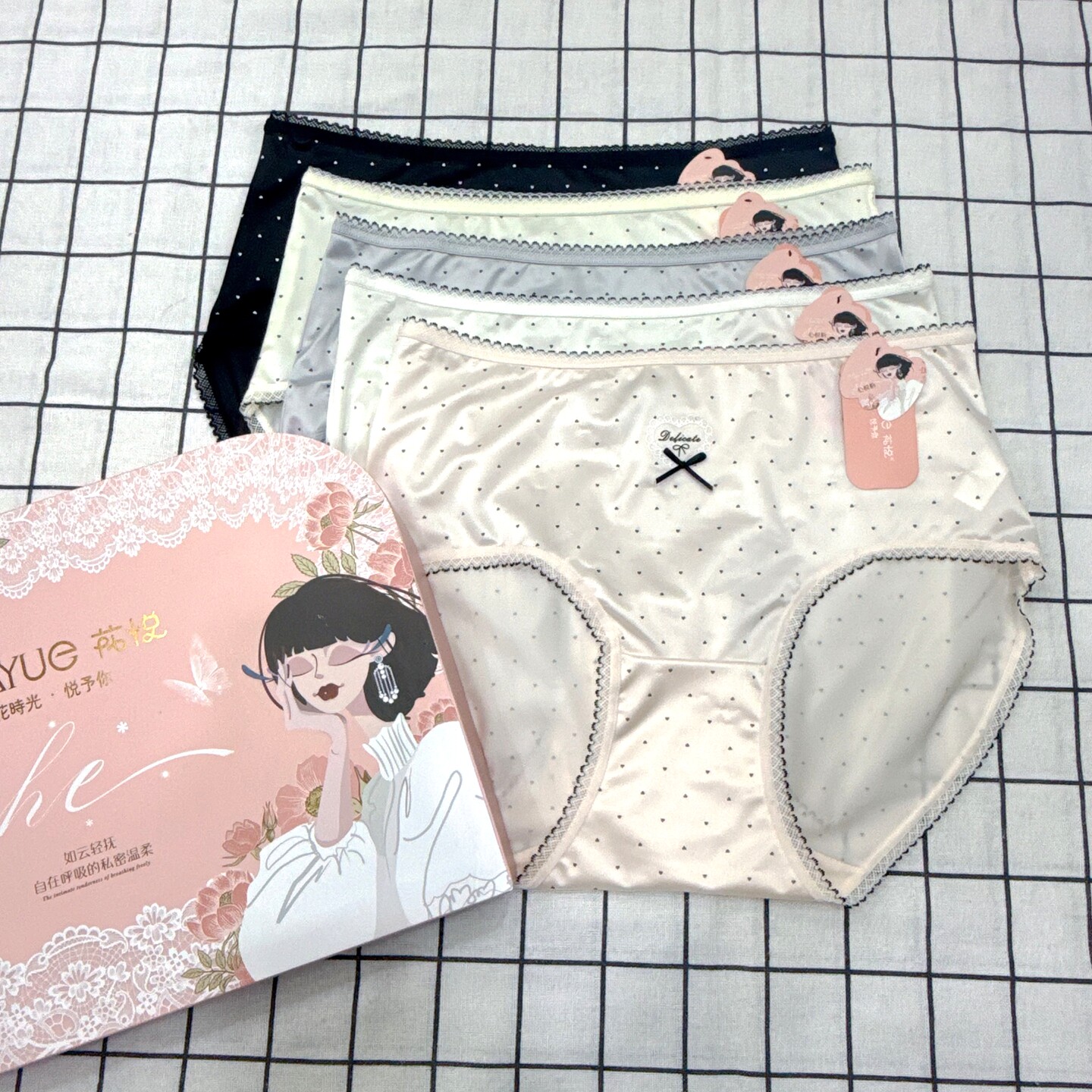 花悦25181法式甜波丝缎蚕丝裤女三角内裤中腰透气舒适柔软蕾丝边