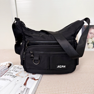 休闲简约风多层斜挎包女防水大容量单肩包黑色方型包风冬季新款潮