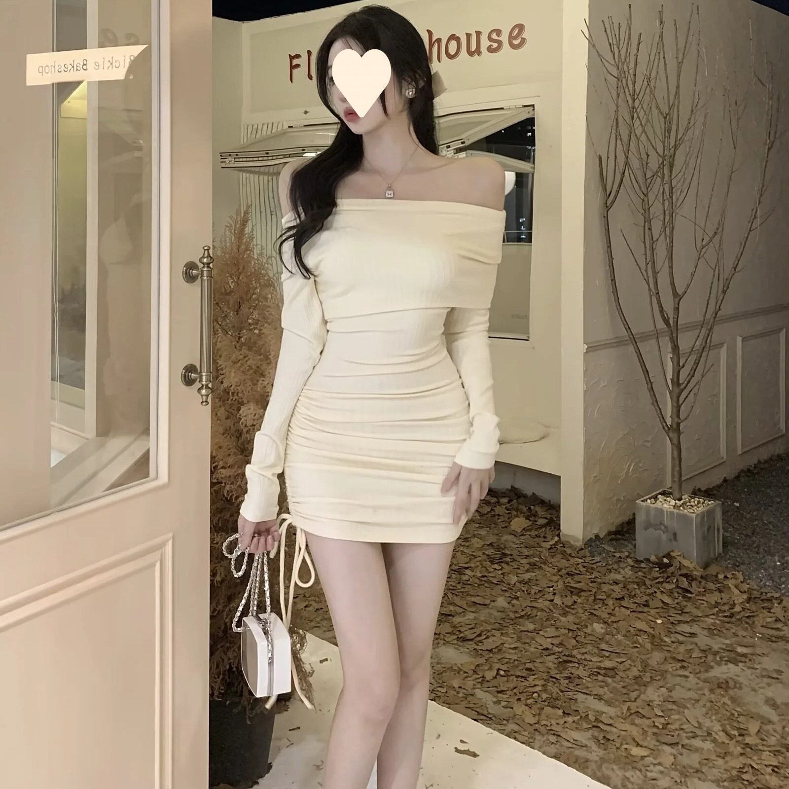 2025秋冬新款杏色一字肩修身连衣裙女长袖性感辣妹紧身包臀裙