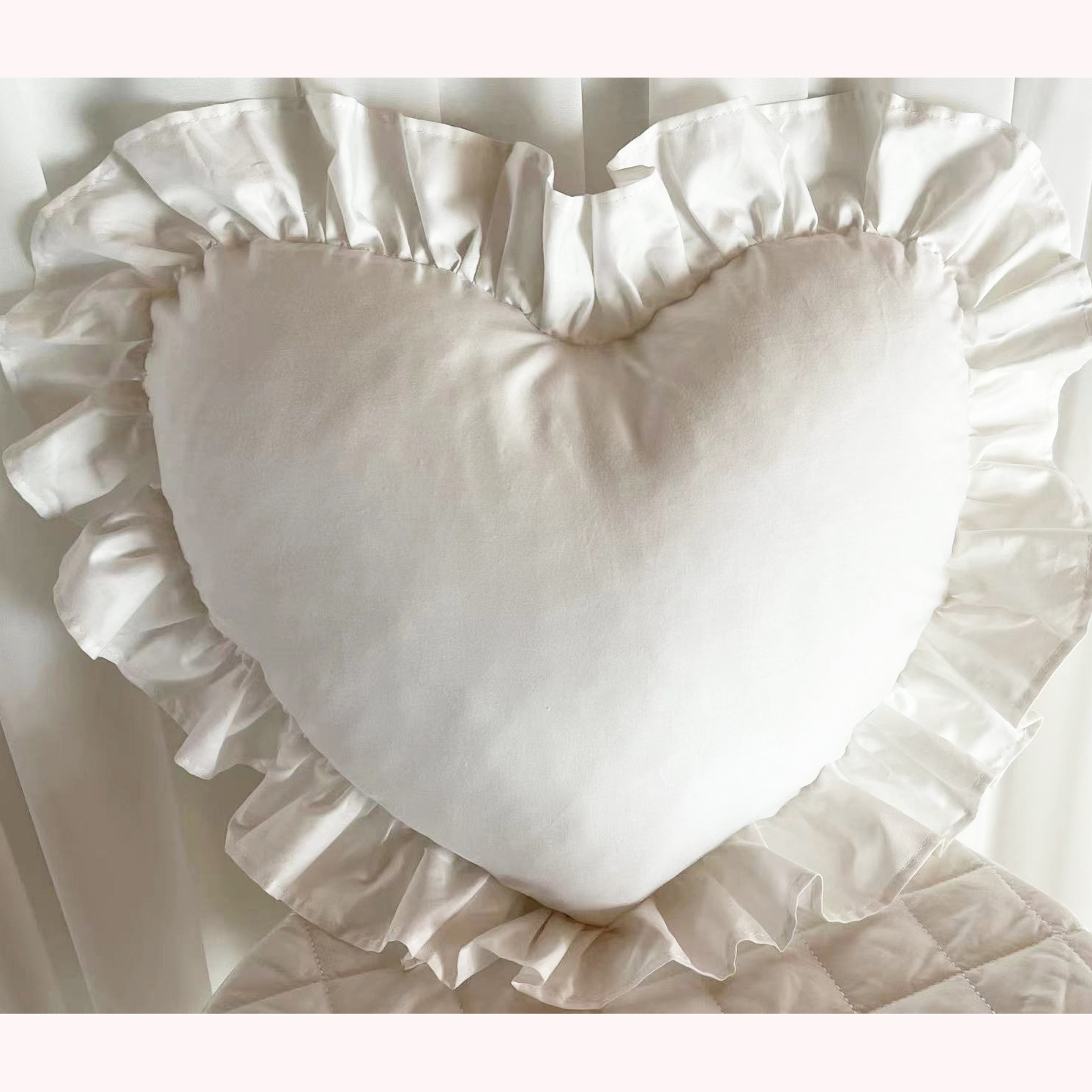 全棉面料简约本白色，淡水粉花边爱心枕抱枕（含芯）