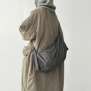 韩国代购25F/W paper stitch pouch bag 设计师款复古单肩邮差包