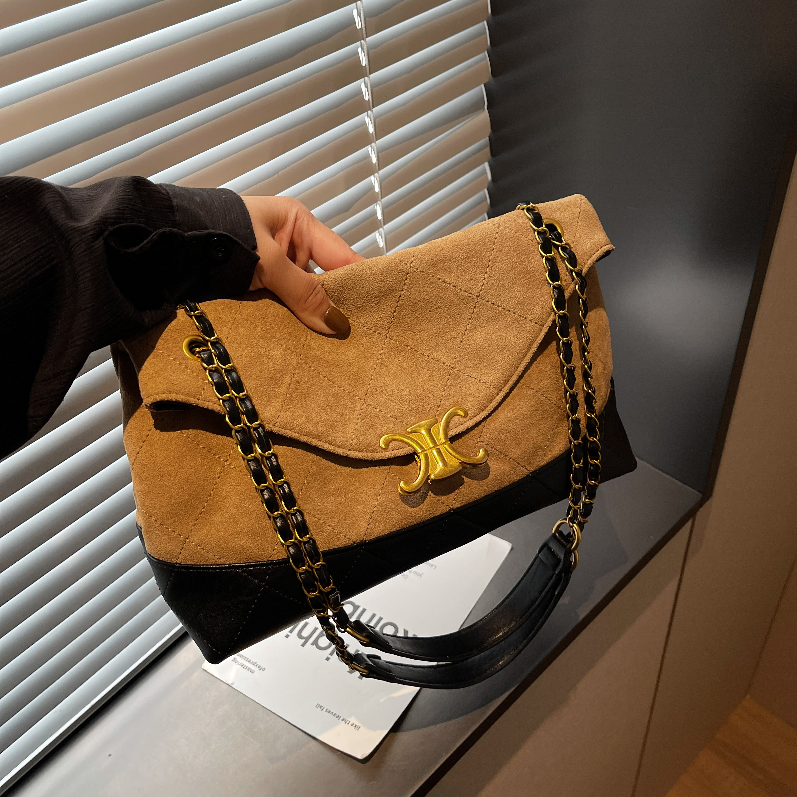 凯旋门高级感翻盖邮差包