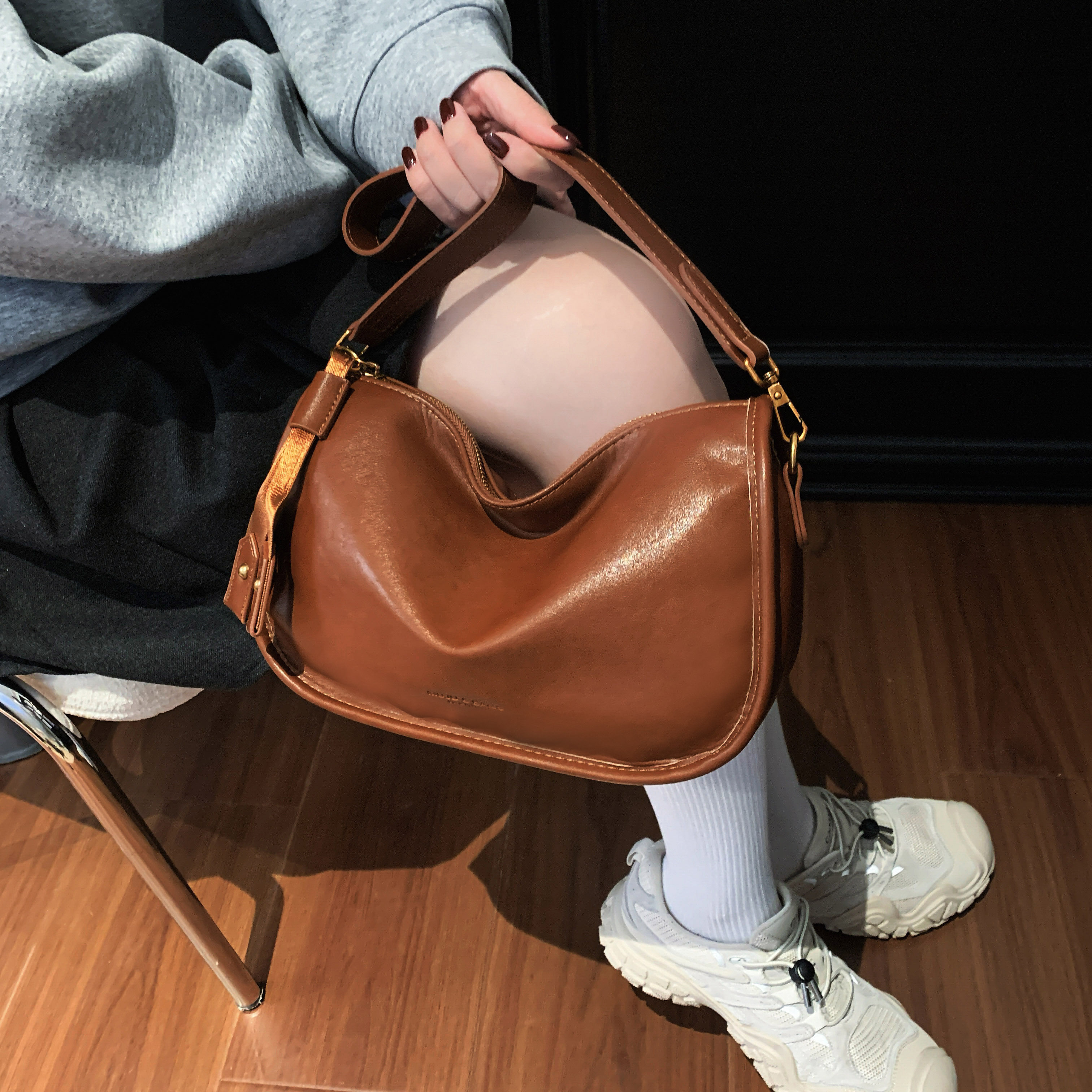 复古包包女2025新款棕色皮质简约单肩斜挎包通勤百搭枕头包饺子包