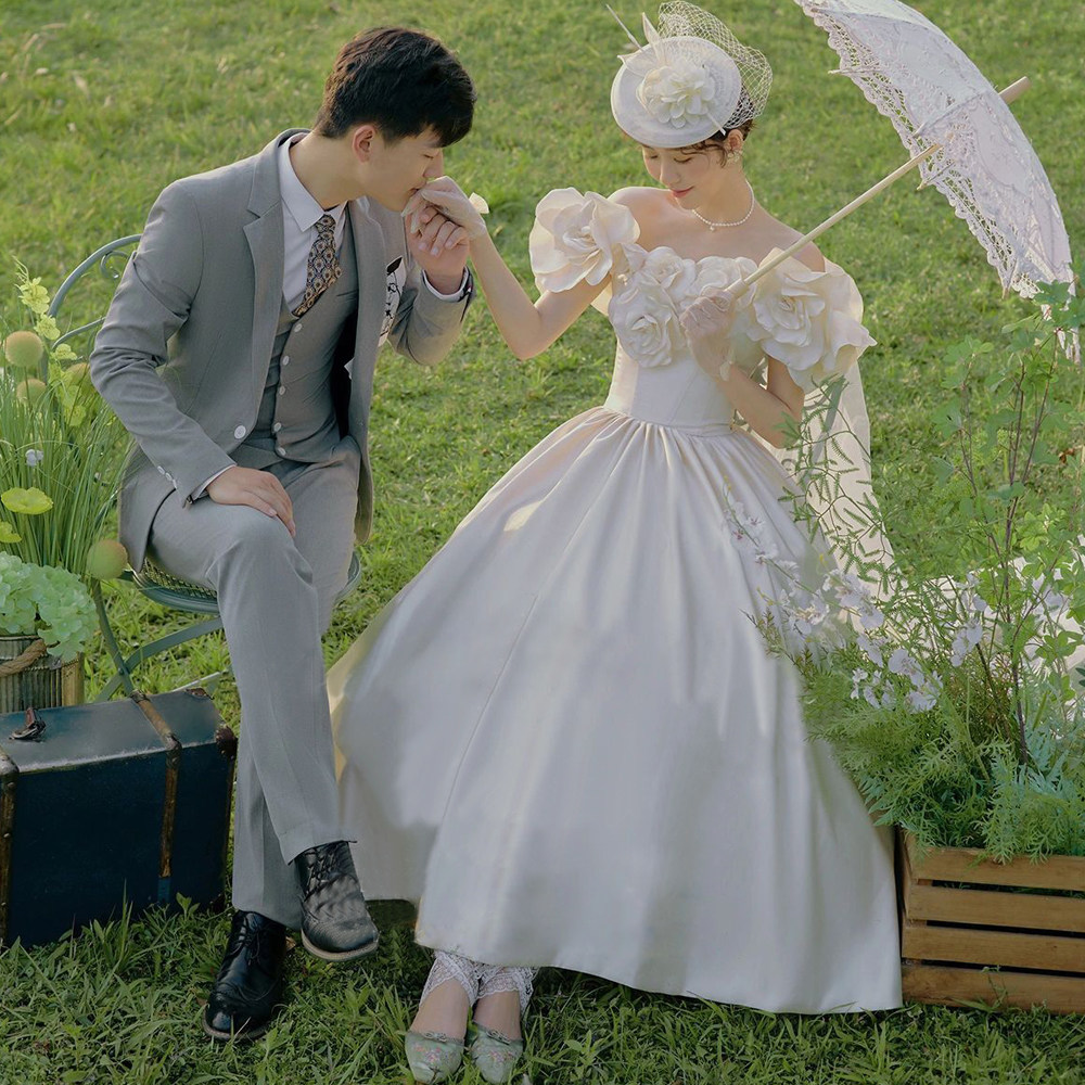复古缎面一字肩花朵中长婚纱礼服