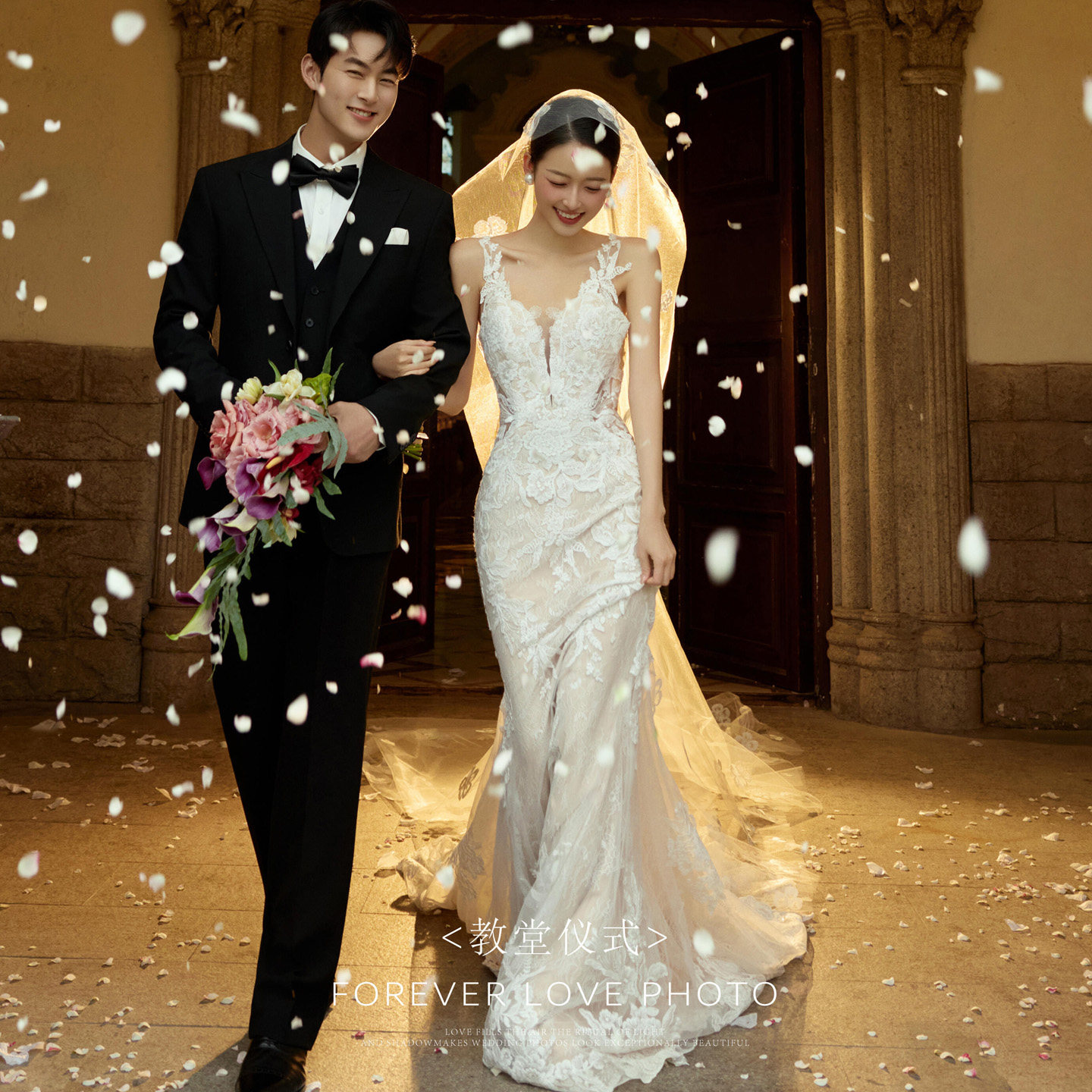 新款影楼拍照主题服装情侣写真室内光影蕾丝美背鱼尾婚纱重工礼服