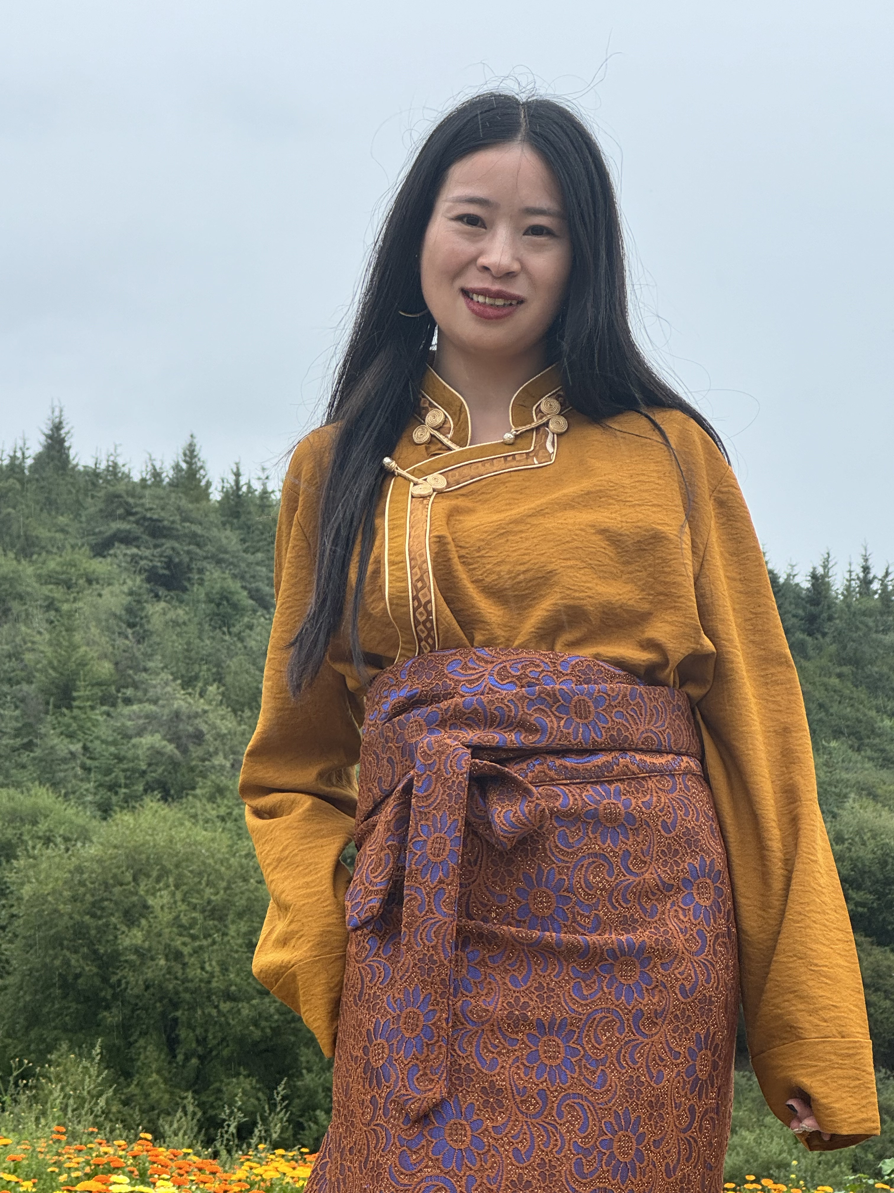 安多姑娘推套装出售藏族服饰一套系列衬衫和蕾丝半裙生活演出拍摄