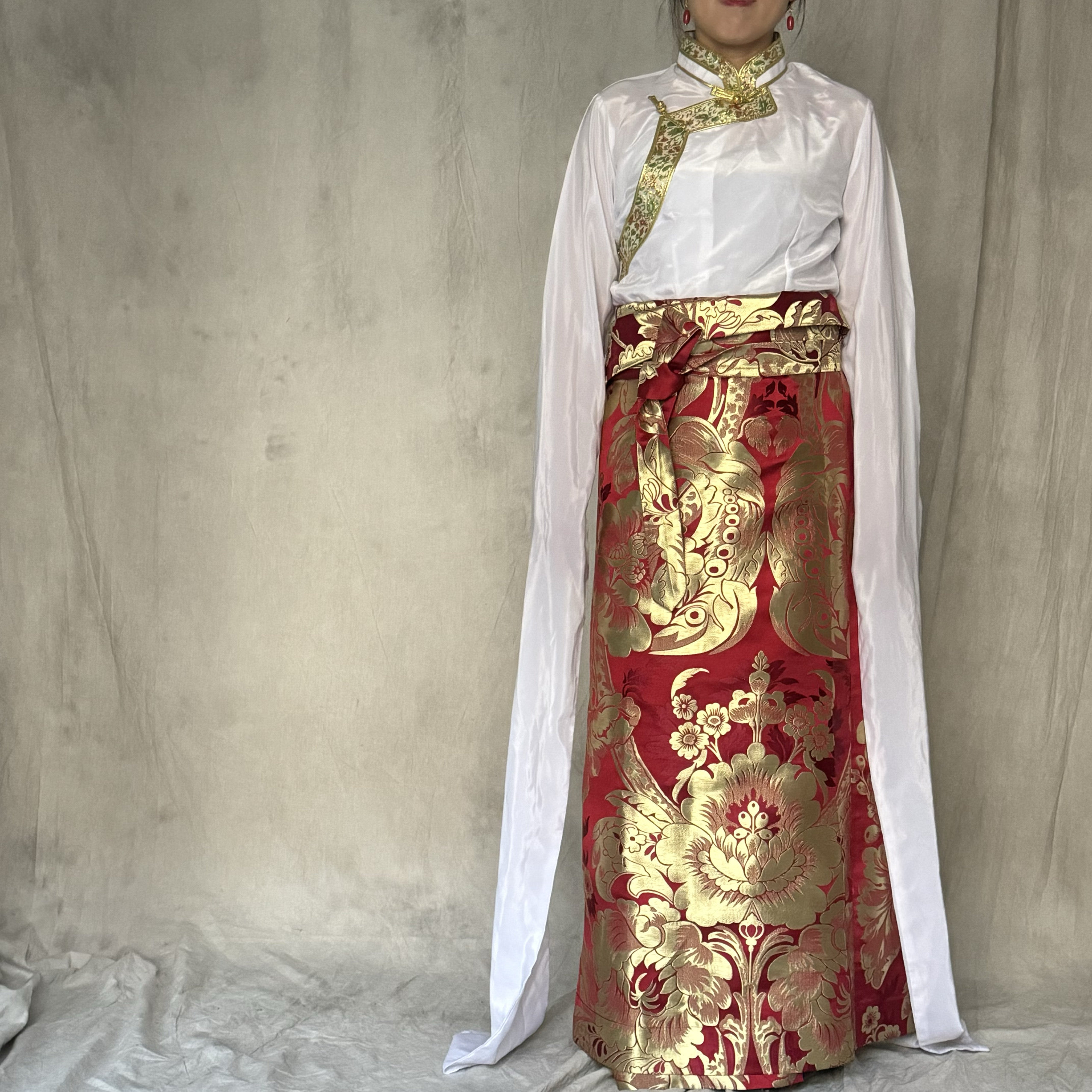 安多姑娘推套装锅庄演出藏族服装白色水袖和红色缎面印花半身裹裙