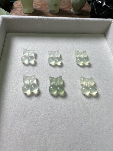 天然岫玉樱桃蝴蝶结小吊坠配件随机一个