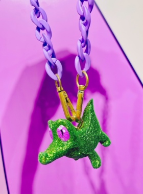 自制姚晨同款绿色小鳄鱼紫色亚克力链条背带玩偶挂件明星同款配饰