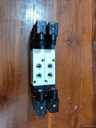 亚德客4V330C-08二位五通换向阀24V线圈气阀，九成新议价商品