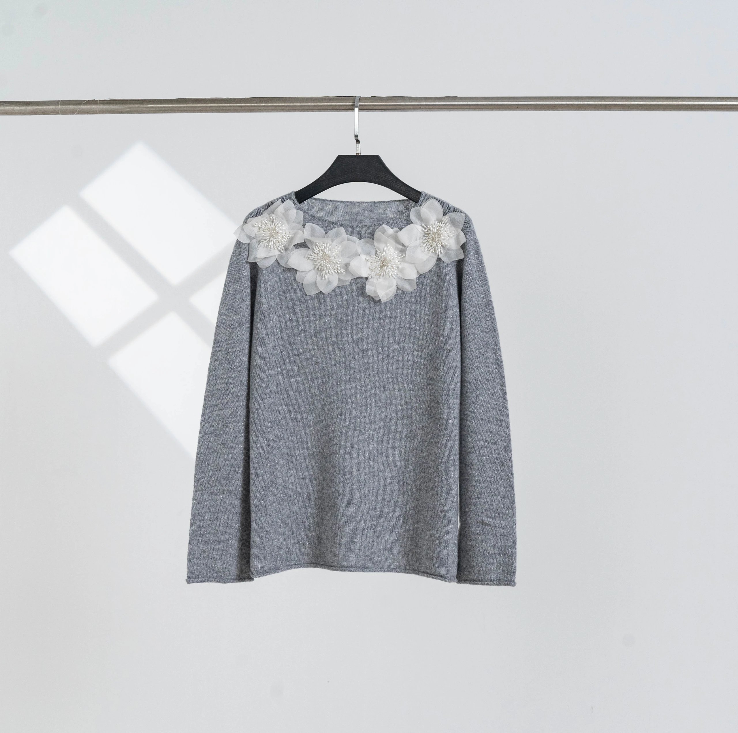 意大利金丝羊绒超重工立体蕾丝花朵钉珠刺绣时髦高级感羊绒针织衫